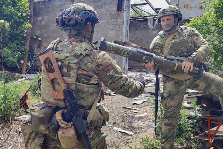 РОСГВАРДЕЙЦЫ СОВМЕСТНО С СОТРУДНИКАМИ ВОЕННОЙ КОНТРРАЗВЕДКИ ЛИКВИДИРОВАЛИ СХРОН С ОРУЖИЕМ ИНОСТРАННОГО ПРОИЗВОДСТВА В ДНР