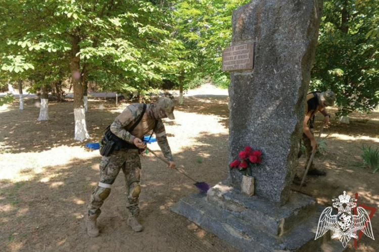НАКАНУНЕ ДНЯ РОССИИ РОСГВАРДЕЙЦЫ ПРИВЕЛИ В ПОРЯДОК МЕМОРИАЛЫ ПАМЯТИ В ХЕРСОНСКОЙ И ЗАПОРОЖСКОЙ ОБЛАСТЯХ