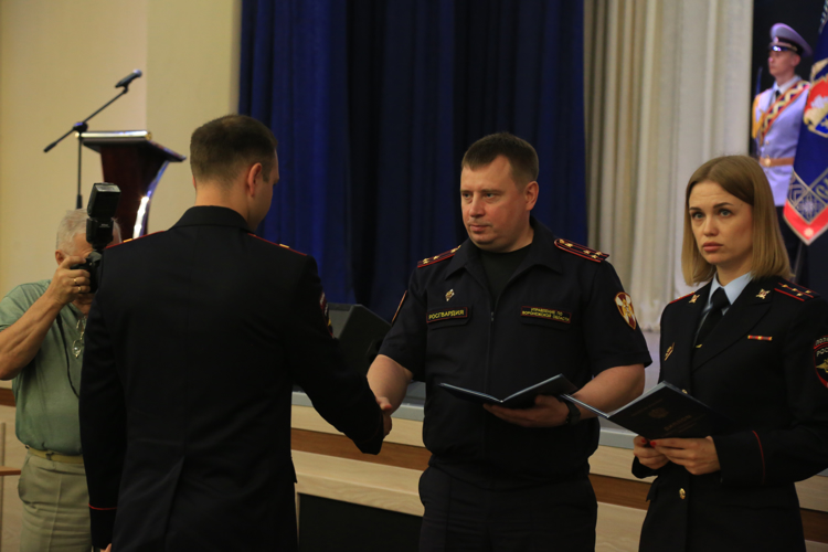 Руководство территориального органа Росгвардии присутствовали на выпуске слушателей факультета заочного обучения в Воронежском институте МВД России