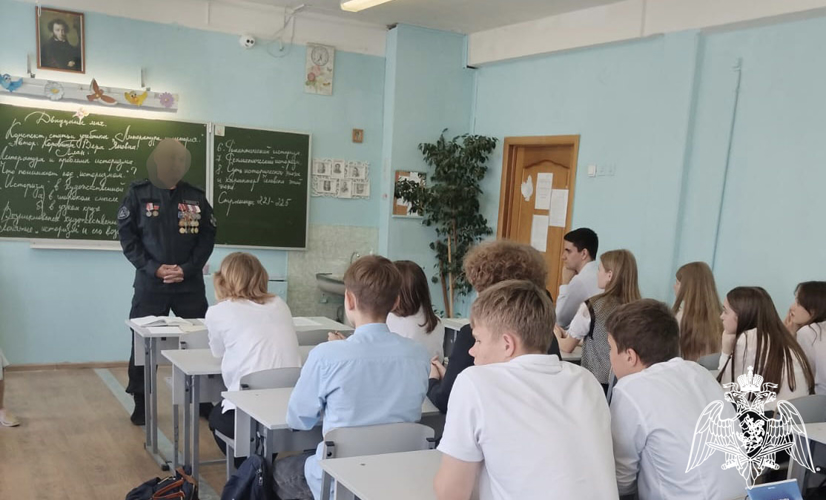   СОТРУДНИКИ РОСГВАРДИИ ПРОВЕЛИ УРОК ПРОФОРИЕНТАЦИИ С ВОРОНЕЖСКИМИ ШКОЛЬНИКАМИ