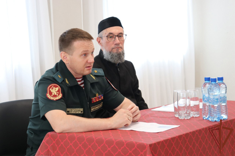ПРЕДСТАВИТЕЛЬ ЦЕНТРАЛЬНОГО ДУХОВНОГО УПРАВЛЕНИЯ МУСУЛЬМАН РОССИИ ВСТРЕТИЛСЯ С РАНЕНЫМИ РОСГВАРДЕЙЦАМИ В ГОСПИТАЛЕ ВЕДОМСТВА
