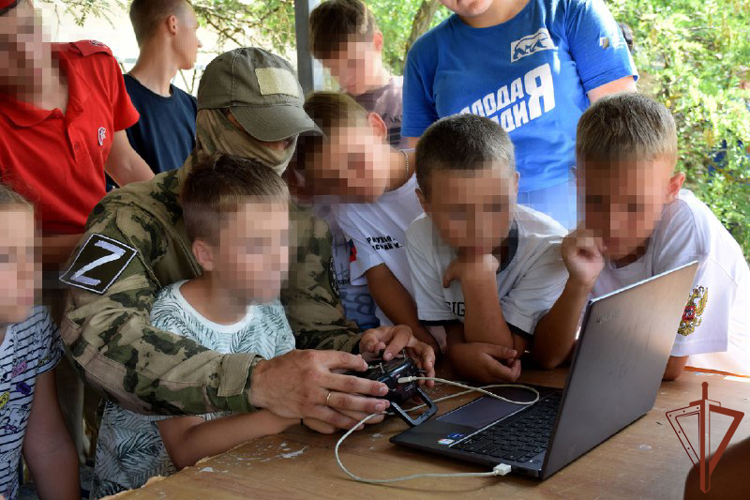 РОСГВАРДЕЙЦЫ ВО ВЗАИМОДЕЙСТВИИ С СОТРУДНИКАМИ ВОЕННОЙ КОНТРРАЗВЕДКИ ПРОВЕЛИ КУЛЬТУРНО-ПРОСВЕТИТЕЛЬСКУЮ АКЦИЮ ДЛЯ ДЕТЕЙ В ДНР