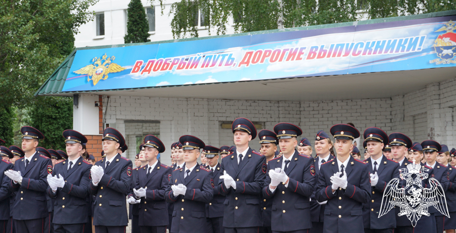 Начальник Главного управления вневедомственной охраны Росгвардии генерал-лейтенант полиции Александр Грищенко поздравил выпускников Воронежского института МВД России с окончанием вуза