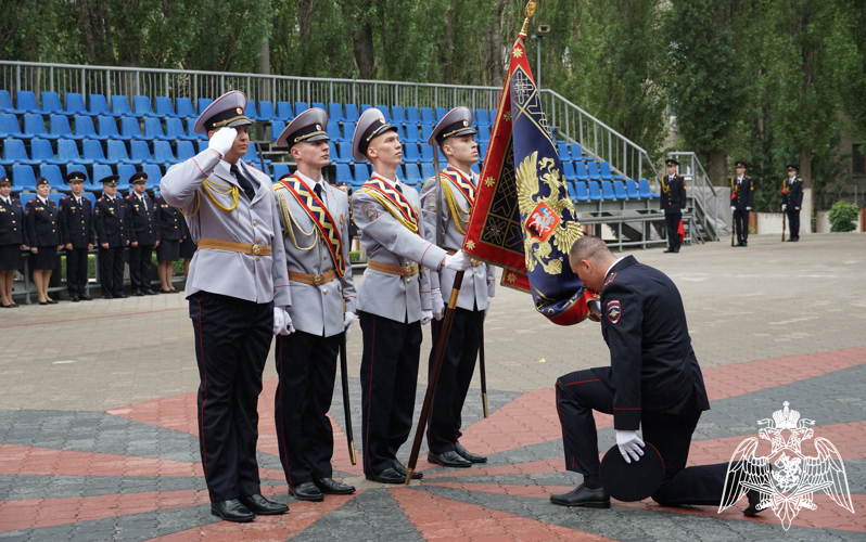 Начальник Главного управления вневедомственной охраны Росгвардии генерал-лейтенант полиции Александр Грищенко поздравил выпускников Воронежского института МВД России с окончанием вуза