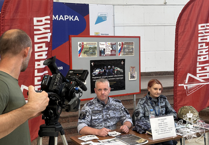 Офицеры Росгвардии в Воронеже приняли участие в ярмарке вакансий
