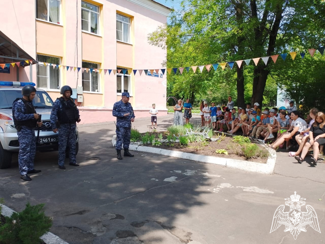  Экипировку Росгвардии опробовали школьники Воронежской области в  рамках ведомственной акции «Каникулы с Росгвардией»