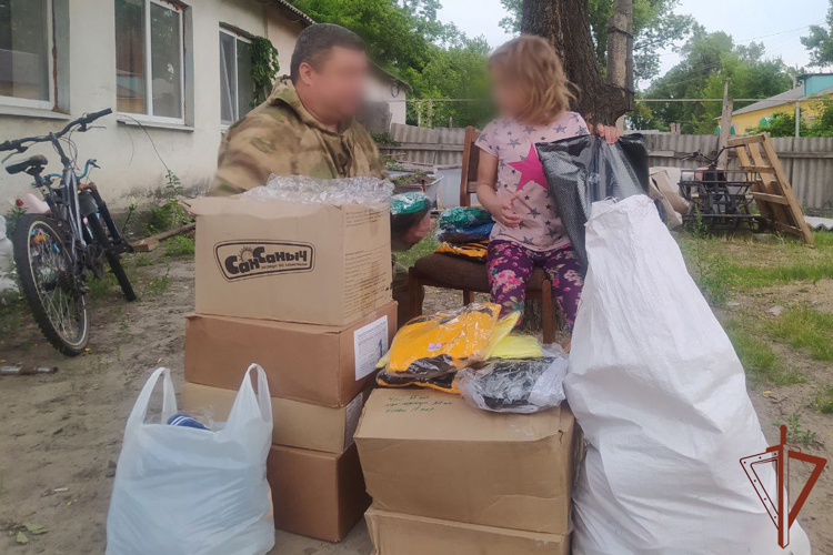 В ЛУГАНСКОЙ НАРОДНОЙ РЕСПУБЛИКЕ РОСГВАРДЕЙЦЫ ОКАЗАЛИ ПОМОЩЬ МНОГОДЕТНОЙ СЕМЬЕ