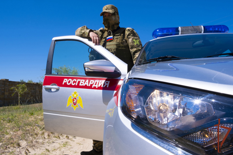 В ХЕРСОНСКОЙ ОБЛАСТИ РОСГВАРДЕЙЦЫ ОКАЗАЛИ ПОМОЩЬ ПОЧУВСТВОВАВШЕМУ СЕБЯ ПЛОХО МУЖЧИНЕ