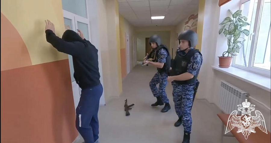 Сотрудники Росгвардии приняли участие во всероссийских учениях по антитеррористической защищенности объектов образования в Воронеже