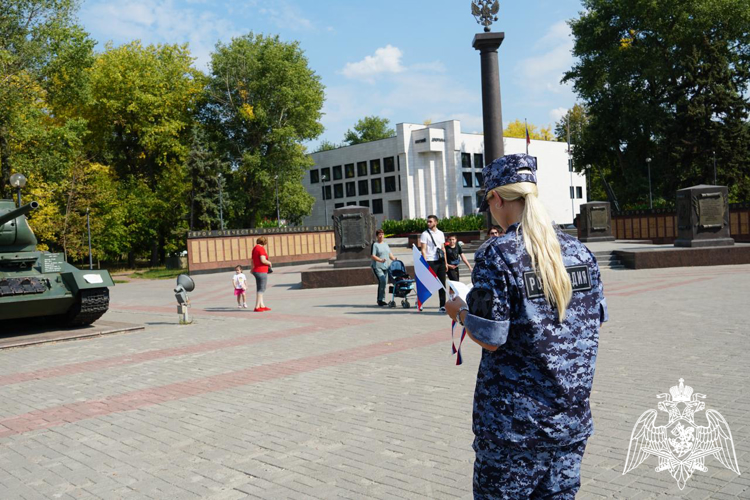 Представители Росгвардии раздали воронежцам ленты в цветах российского триколора