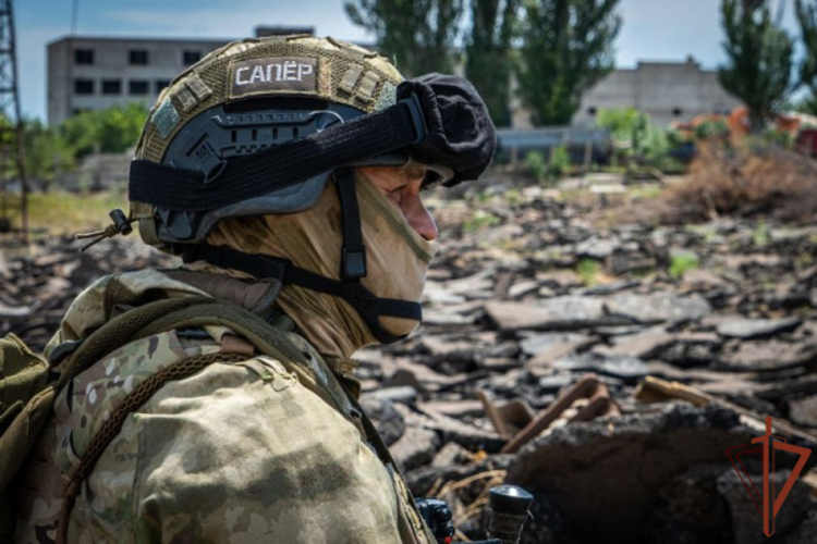 РОСГВАРДЕЙЦЫ ОБЕЗВРЕДИЛИ БОЕПРИПАС, СБРОШЕННЫЙ ДРОНОМ ВСУ В ЖИЛОМ РАЙОНЕ ДОНЕЦКА