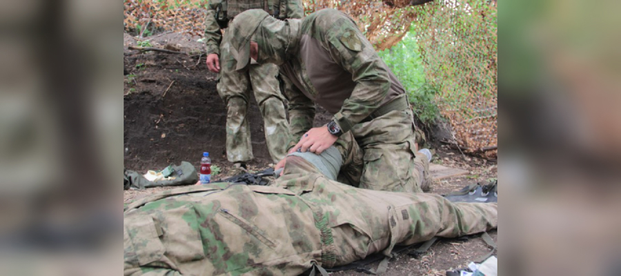 РОСГВАРДИЯ ПОКАЗАЛА, КАК ОКАЗЫВАЮТ ПЕРВУЮ ПОМОЩЬ РАНЕНЫМ В РАЙОНАХ БОЕВЫХ ДЕЙСТВИЙ 