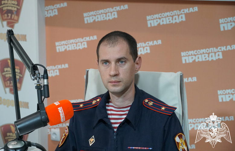ОФИЦЕР РОСГВАРДИИ РАССКАЗАЛ ЖИТЕЛЯМ ВОРОНЕЖСКОЙ ОБЛАСТИ О ВОЗМОЖНОСТИ ПЕРЕДАЧИ ГРАЖДАНСКОГО ОРУЖИЯ В ЗОНУ ПРОВЕДЕНИЯ СПЕЦИАЛЬНОЙ ВОЕННОЙ ОПЕРАЦИИ