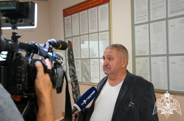 РОСГВАРДЕЙЦЫ ПОМОГЛИ ЖИТЕЛЯМ ВОРОНЕЖСКОЙ ОБЛАСТИ ПЕРЕДАТЬ ОРУЖИЕ НА СВО