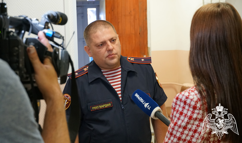 РОСГВАРДЕЙЦЫ ПОМОГЛИ ЖИТЕЛЯМ ВОРОНЕЖСКОЙ ОБЛАСТИ ПЕРЕДАТЬ ОРУЖИЕ НА СВО