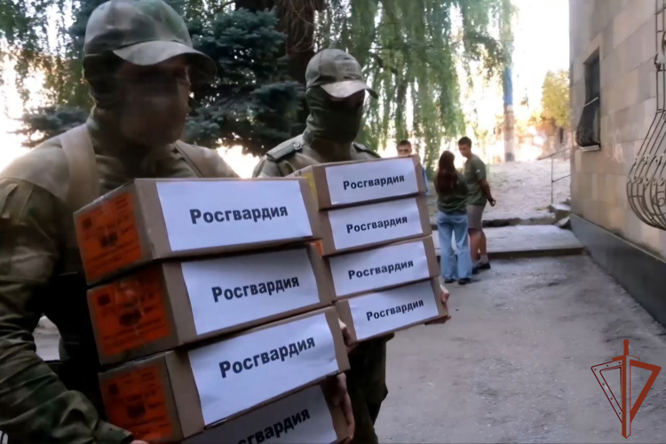 РОСГВАРДЕЙЦЫ, ВЫПОЛНЯЮЩИЕ ЗАДАЧИ В РАЙОНЕ СВО, ПЕРЕДАЛИ ГУМАНИТАРНУЮ ПОМОЩЬ ПОСТРАДАВШИМ ОТ СТИХИЙНЫХ ПОЖАРОВ ЖИТЕЛЯМ ЛНР 