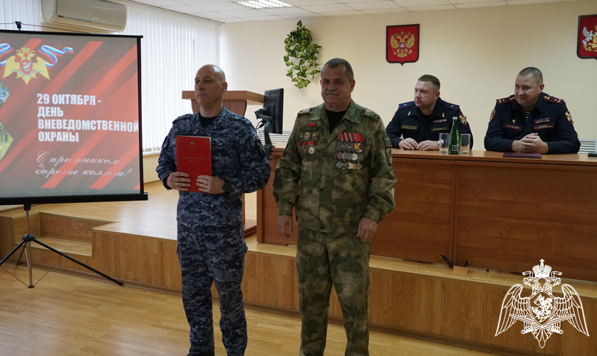 В Воронеже наградили отличившихся сотрудников и работников подразделений вневедомственной охраны в профессиональный праздник  