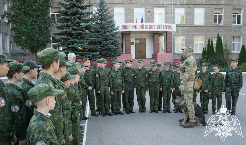 В профессиональный праздник сотрудники ОМОН провели встречу «Знакомство с профессией» с воспитанниками кадетского корпуса