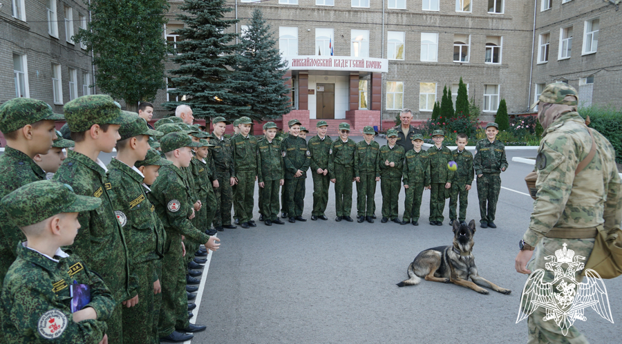 В профессиональный праздник сотрудники ОМОН провели встречу «Знакомство с профессией» с воспитанниками кадетского корпуса