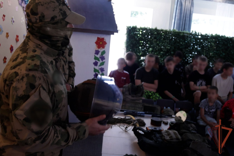 РОСГВАРДЕЙЦЫ НАВЕСТИЛИ ВОСПИТАННИКОВ ДЕТСКОГО ДОМА В ЛУГАНСКОЙ НАРОДНОЙ РЕСПУБЛИКЕ 