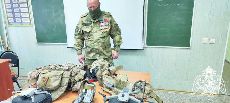 Сотрудники Воронежского ОМОН (на транспорте) Росгвардии провели для суворовцев патриотическую акцию