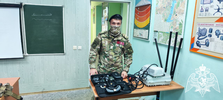 Сотрудники Воронежского ОМОН (на транспорте) Росгвардии провели для суворовцев патриотическую акцию