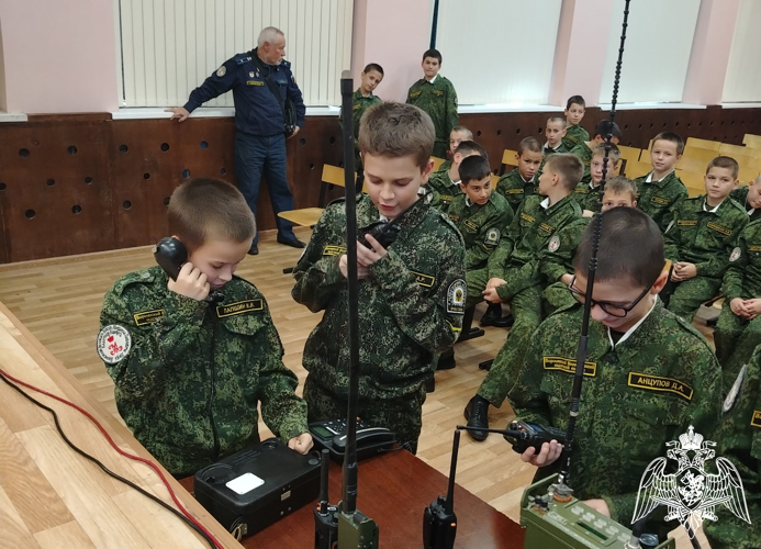 Специалисты подразделений связи Росгвардии провели урок безопасности для воспитанников кадетского корпуса в Воронеже