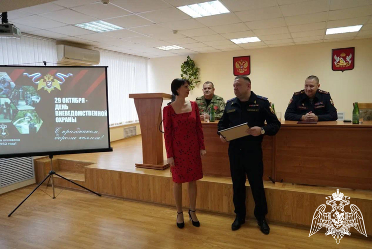 В Воронеже наградили отличившихся сотрудников и работников подразделений вневедомственной охраны в профессиональный праздник  