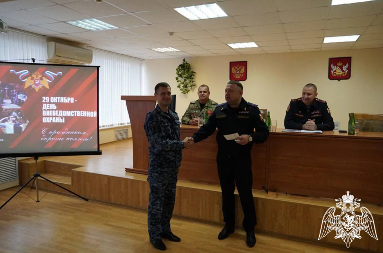 В Воронеже наградили отличившихся сотрудников и работников подразделений вневедомственной охраны в профессиональный праздник  