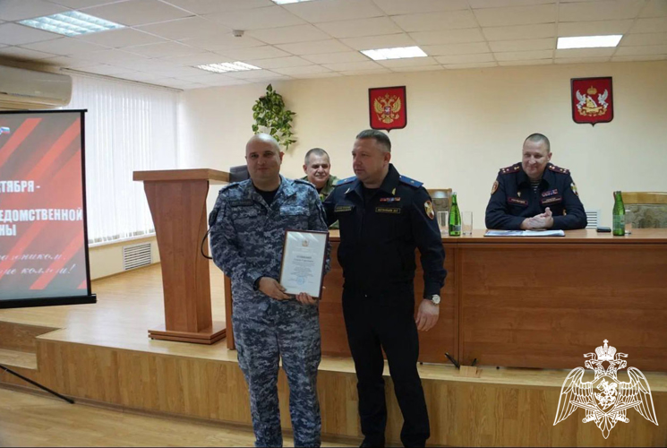 В Воронеже наградили отличившихся сотрудников и работников подразделений вневедомственной охраны в профессиональный праздник  
