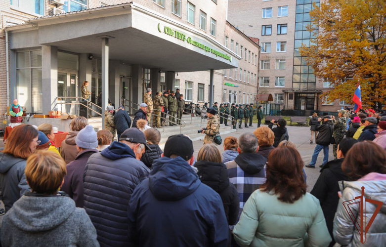 КУРСАНТЫ ВОЕННОЙ АКАДЕМИИ РОСГВАРДИИ БЛАГОУСТРОИЛИ ПАРК ГОСПИТАЛЯ ДЛЯ ВЕТЕРАНОВ