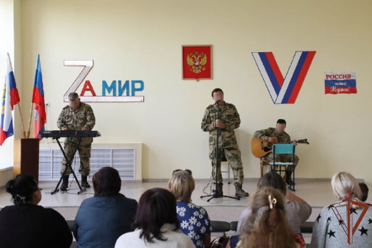 КО ДНЮ ВОССОЕДИНЕНИЯ НОВЫХ РЕГИОНОВ С РОССИЕЙ РОСГВАРДЕЙЦЫ ПРОВЕЛИ ПРАЗДНИЧНЫЕ КОНЦЕРТЫ И УРОКИ МУЖЕСТВА В ЛНР 