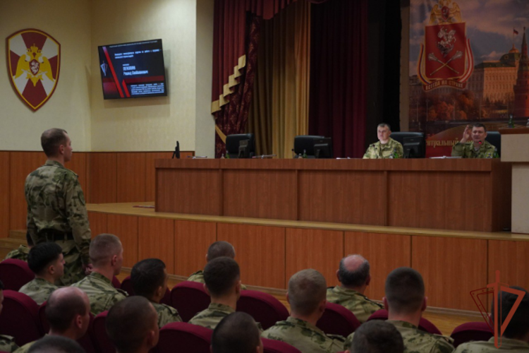 УЧЕБНО-МЕТОДИЧЕСКИЙ СБОР С ВЫПУСКНИКАМИ ВОЕННЫХ ВУЗОВ СТАРТОВАЛ В ЦЕНТРАЛЬНОМ ОКРУГЕ РОСГВАРДИИ