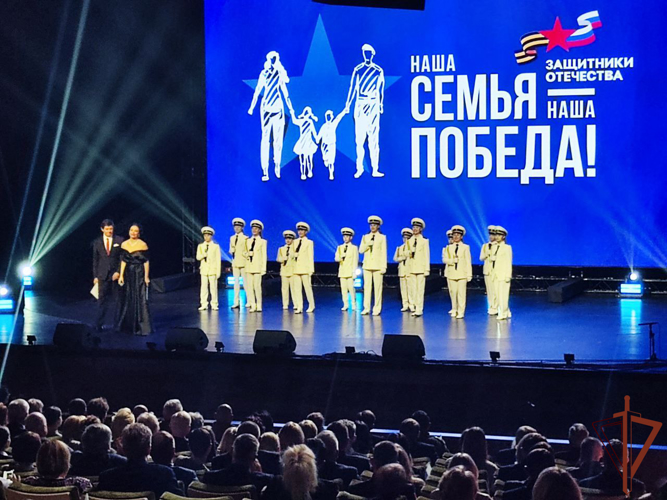 РОСГВАРДЕЙЦЫ-УЧАСТНИКИ СВО И ЧЛЕНЫ ИХ СЕМЕЙ СТАЛИ ГОСТЯМИ ТОРЖЕСТВЕННОГО ВЕЧЕРА В МХАТ ИМ. ГОРЬКОГО