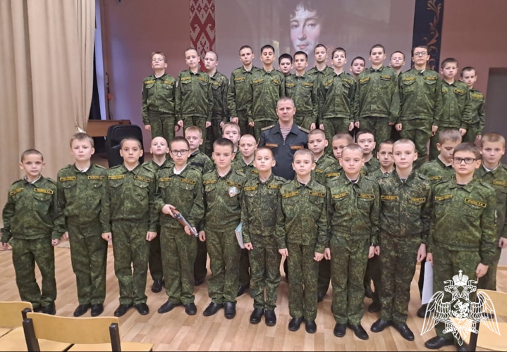 Военнослужащие Росгвардии провели для воспитанников кадетского корпуса в Воронеже тематический урок, посвященный 255-годовщине со дня рождения первого командующего внутренней стражей России
