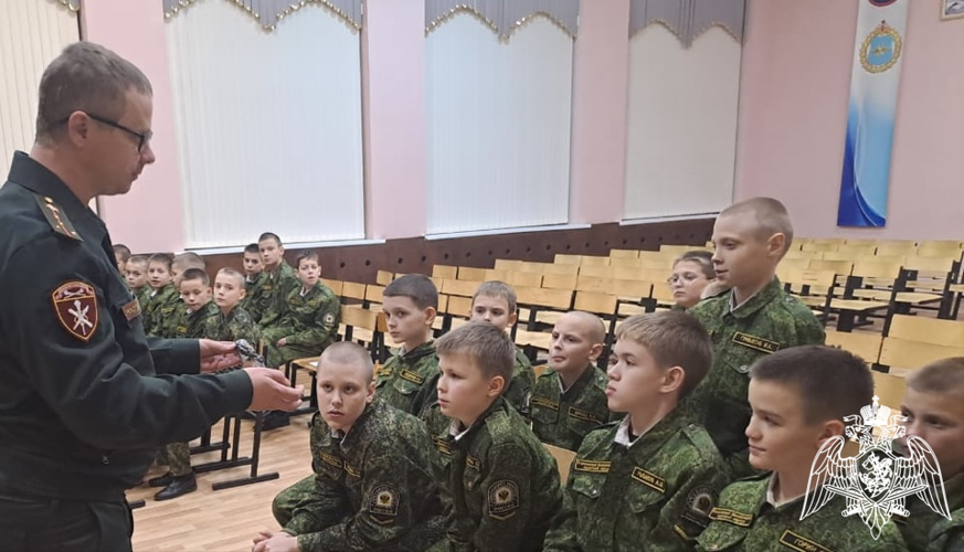 Военнослужащие Росгвардии провели для воспитанников кадетского корпуса в Воронеже тематический урок, посвященный 255-годовщине со дня рождения первого командующего внутренней стражей России