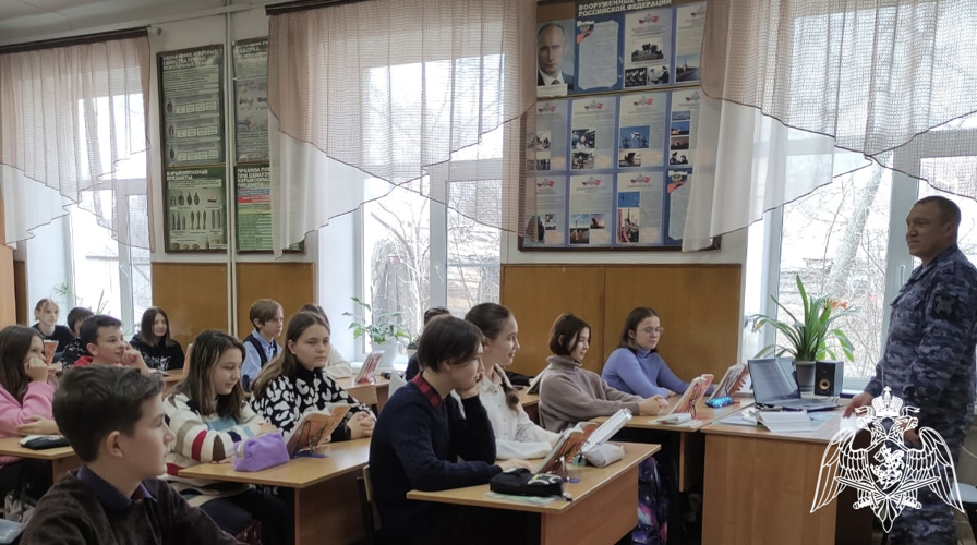 В рамках мероприятия «Внимание школа!» сотрудники Управления Росгвардии по Воронежской области проводят в учебных учреждениях региона уроки по безопасности дорожного движения