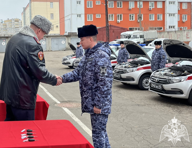 СОТРУДНИКАМ ВНЕВЕДОМСТВЕННОЙ ОХРАНЫ РОСГВАРДИИ ВРУЧИЛИ КЛЮЧИ ОТ 14 НОВЫХ СЛУЖЕБНЫХ АВТОМОБИЛЕЙ В ВОРОНЕЖЕ