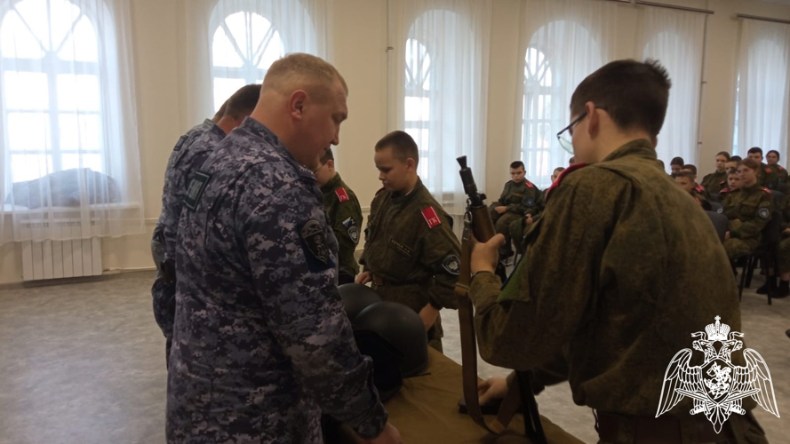 Семинар-выставку организовали Росгвардейцы в Воронежской области для воспитанников кадетского корпуса