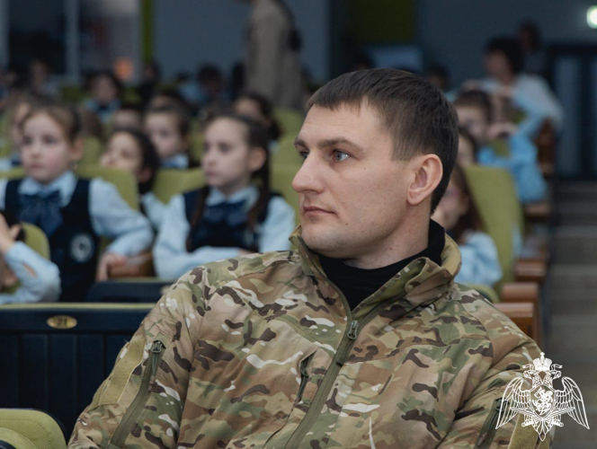 Офицер Росгвардии стал почетным гостем на церемонии посвящения первоклассников в ряды «Орлят России»