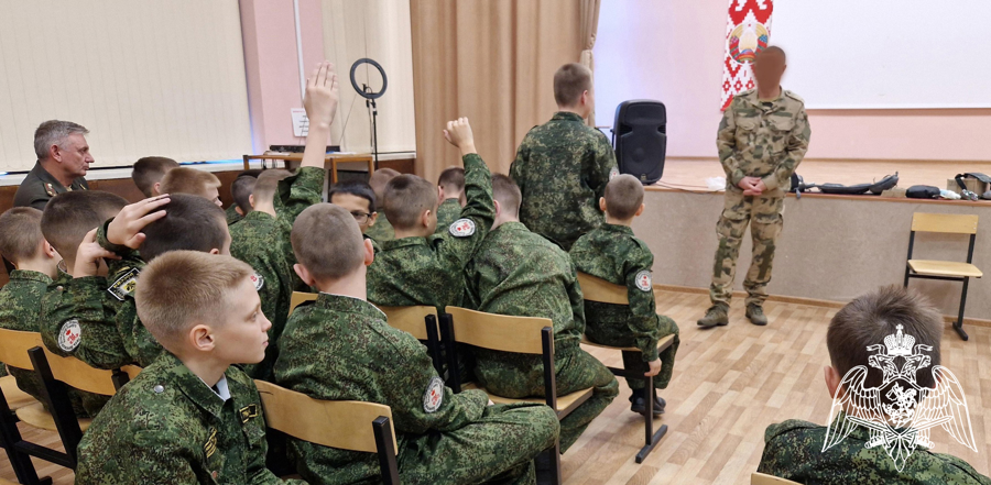 Офицер Росгвардии провел занятия по медицинской подготовке для юных воспитанников Михайловского кадетского корпуса в Воронеже
