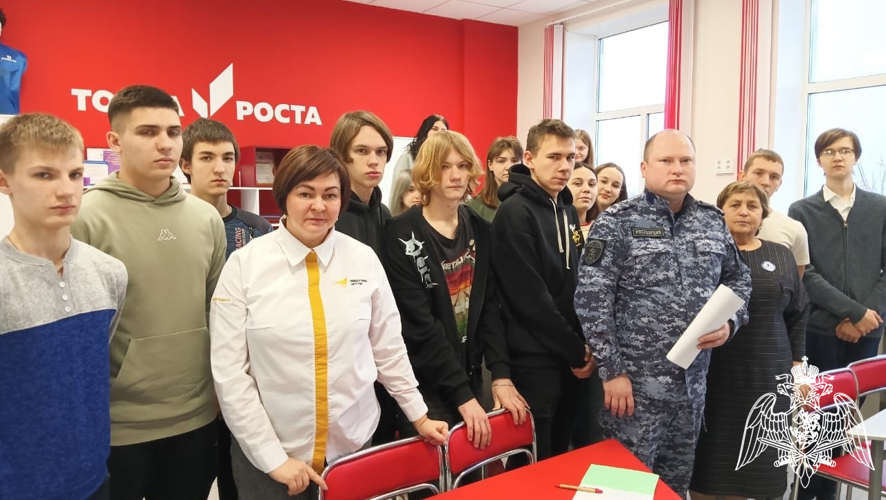 В Воронежской области сотрудники Росгвардии рассказали школьникам о преимуществах военных институтов