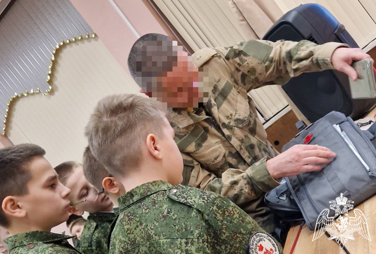 Офицер Росгвардии провел занятия по медицинской подготовке для юных воспитанников Михайловского кадетского корпуса в Воронеже