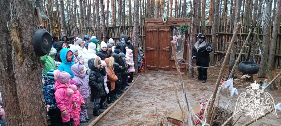Дед Мороз специального назначения провел экскурсию для детей сотрудников Воронежского ОМОН «Центр» Управления Росгвардии по Воронежской области в лесной резиденции новогоднего волшебника