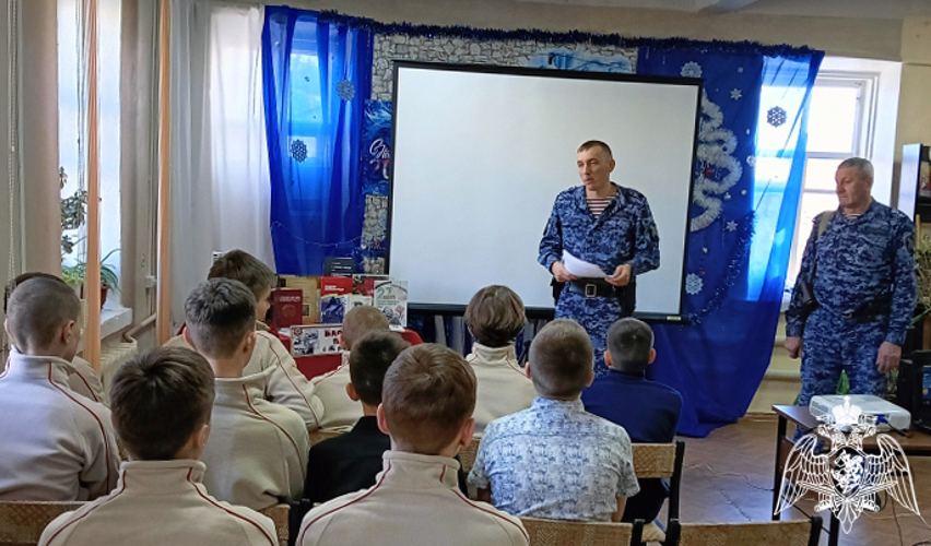 Более 10 патриотических уроков, посвященных  Дню полного освобождения Ленинграда от фашистской блокады и Дню освобождения Воронежа от немецко-фашистских захватчиков, провели офицеры Росгвардии в Воронежской области