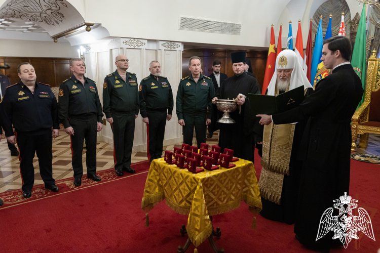 В ХРАМЕ ХРИСТА СПАСИТЕЛЯ ОСВЯТИЛИ НАТЕЛЬНЫЕ КРЕСТЫ ДЛЯ РОСГВАРДЕЙЦЕВ – УЧАСТНИКОВ СВО