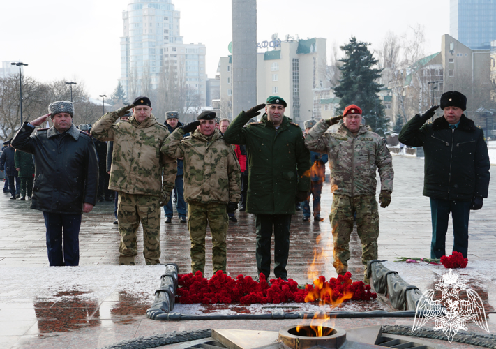В Воронеже делегация территориального органа Росгвардии приняло участие в  церемонии возложения венков и цветов к Вечному огню на площади Победы