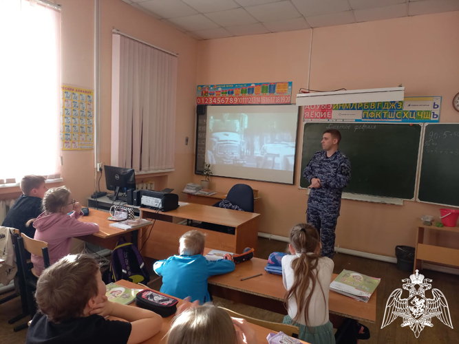 Сотрудник Росгвардии провел с учащимися тематический вечер, посвященный годовщине со Дня вывода советских войск из Афганистана