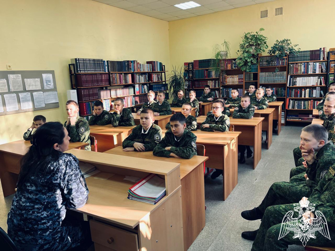 В ПРОФЕССИОНАЛЬНЫЙ ПРАЗДНИК СОТРУДНИКИ ПОДРАЗДЕЛЕНИЙ ГОСУДАРСТВЕННОГО КОНТРОЛЯ И ЛИЦЕНЗИОННО-РАЗРЕШИТЕЛЬНОЙ РАБОТЫ РОСГВАРДИИ ВСТРЕТИЛИСЬ С ВОСПИТАННИКАМИ КАДЕТСКОГО КОРПУСА