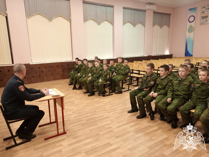 Офицер Росгвардии провел занятия по изучению инженерных средств для юных воспитанников Михайловского кадетского корпуса в Воронеже 